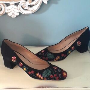 Ron White black suede floral embroidered pumps 🍀